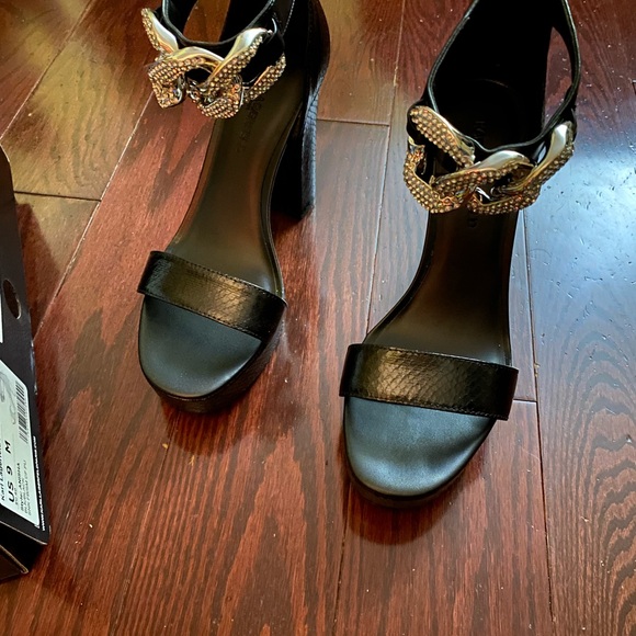 KARL LAGERFELD NEW PARIS
Anisha Textured Embellished
Sandals - Picture 5 of 10